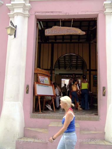 2004 Cuba, Santiago de Cuba, Patio de la Trova, DSC01252 B_B720